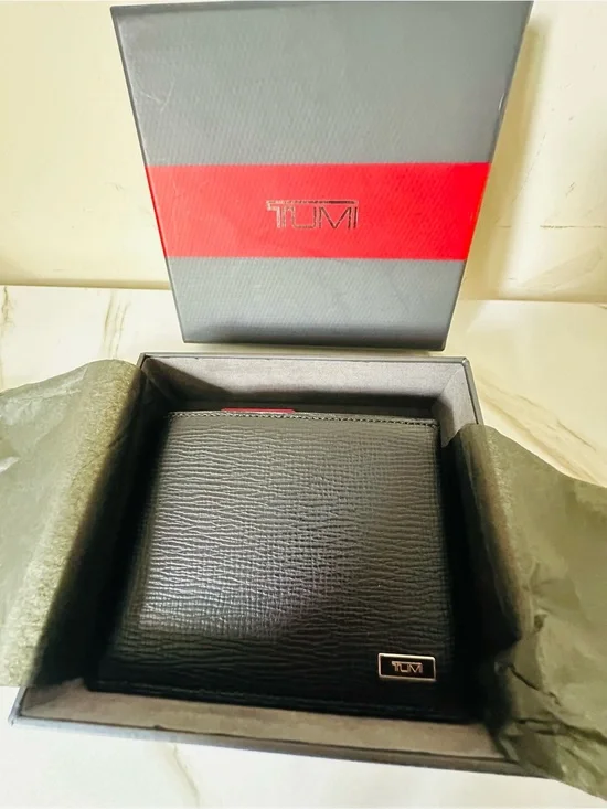 TUMI Men's Monaco Leather Double Billfold wallet BNWTs!
