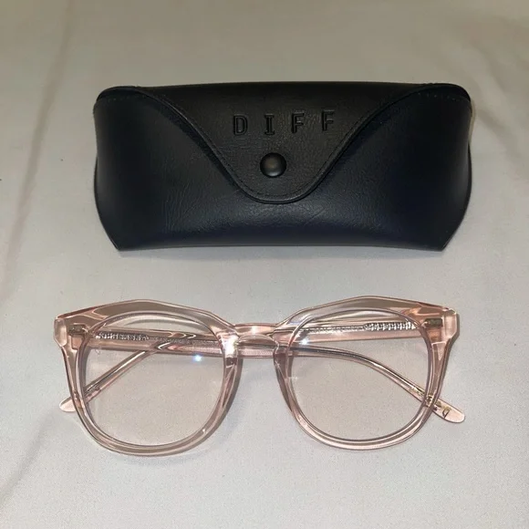 Diff Eyewear Women's Translucent Pink Round Square Glasses with Black Case