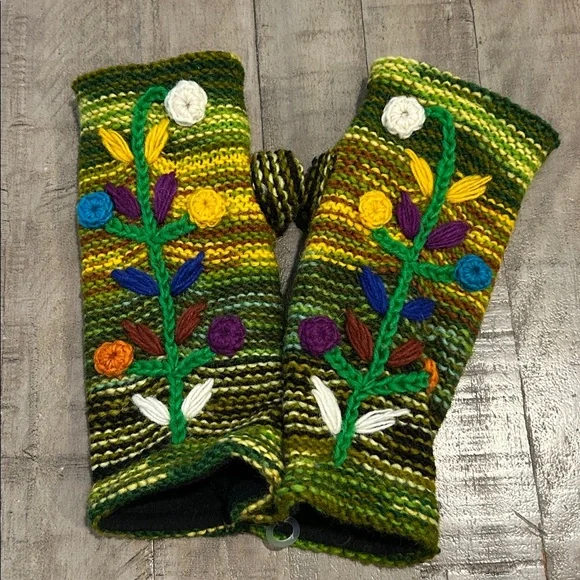 NWOT Handmade Wool Embroidered Gloves Fingerless  | Fleece Lined Made in Nepal