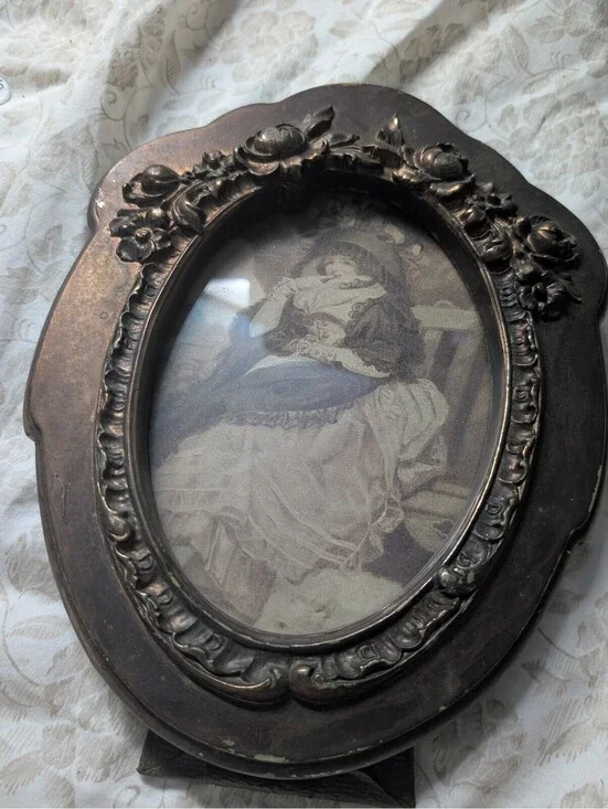 Vintage Ornate Oval Picture Frame with Floral Detailing