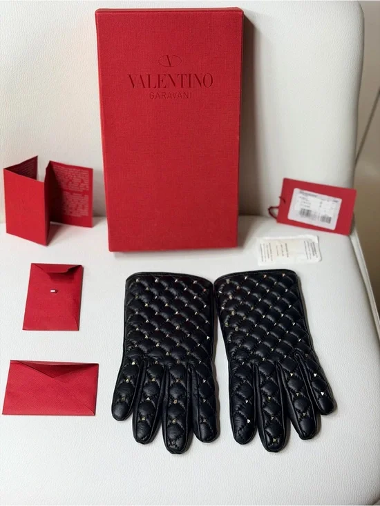 Coveted Valentino Black Quilted Leather Gloves Rockstud Full Box Set Like New