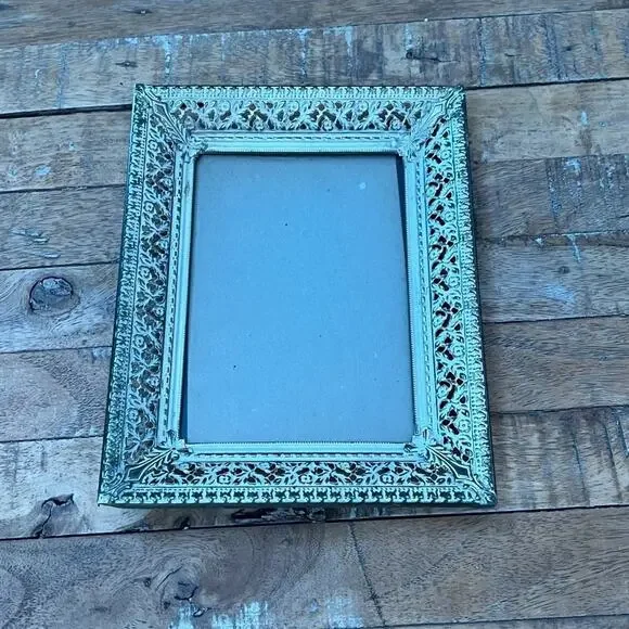Antique-Style Picture Frame 4 in x 6 in Filigree Metal Border Cream & Gold