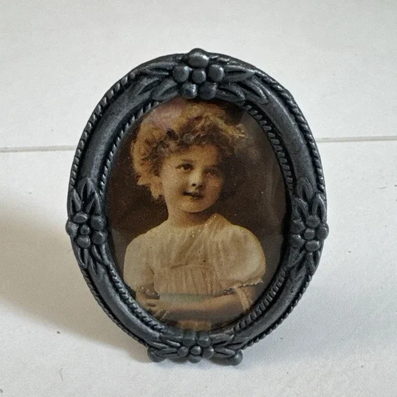 Vintage Oval Picture frame with wire easel back Made In Taiwan 1, 6/8 x 2, 2/8