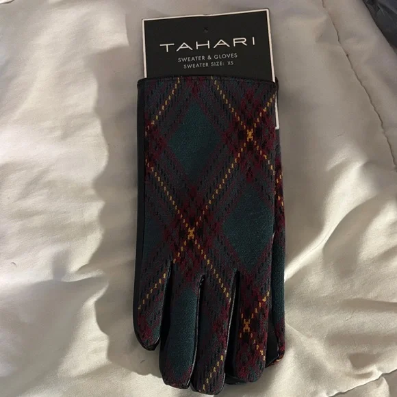 NWT Tahari Women’s Plaid Burgundy and Green Gloves