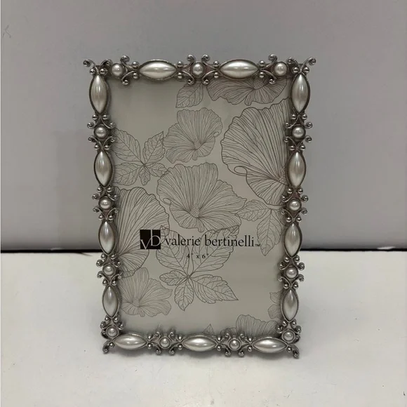 Valerie Bertinelli White Bead pearls / silver tone picture frame hold 4” x 6”