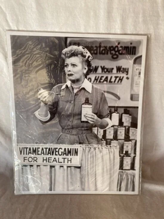I LOVE LUCY 8X10 PHOTO TV PICTURE LUCILLE BALL VITAMEATAVEGAMIN Fuji photoPaper