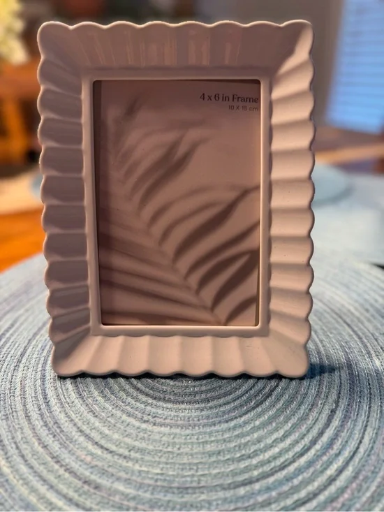 Stylish Scalloped WhitePhoto Frame, 4”x6”, NIB-