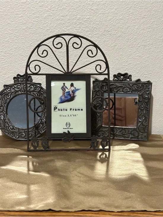 Rustic Metal Arch Photo Frame and Resiin Wall Mirrors Decor
