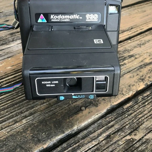 Kodak Kodamatic 930 Instant Film Camera Eastman Rainbow Strap Vintage 80s