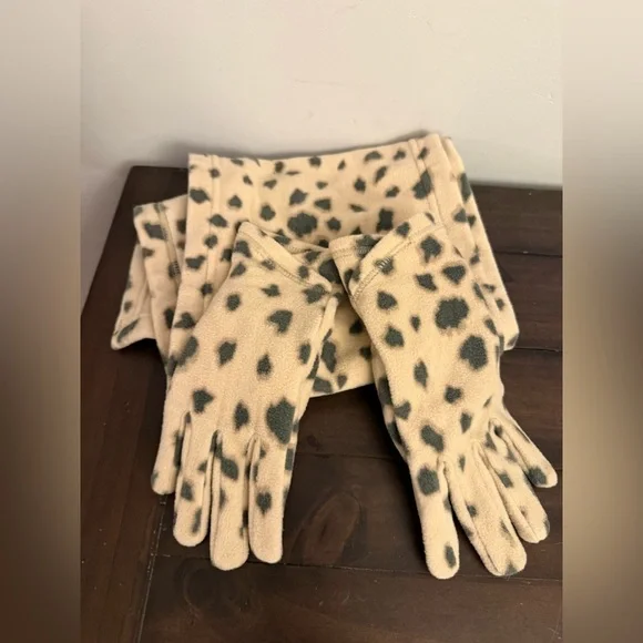 Lands’ End Leopard Print Fleece Scarf & Gloves Set – EZ Touch – Medium