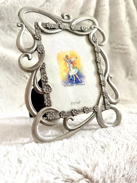 Elegant Silver Floral Scroll Photo Frame - 3.5x5