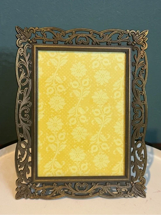Vintage brass ornate picture frame, fits 5”x7” picture