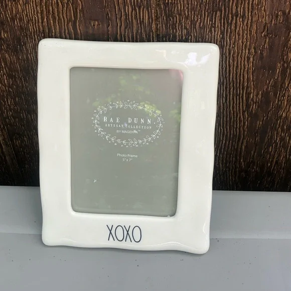 Rae Dunn White Ceramic Frame with XOXO Lettering 5x7 back loading