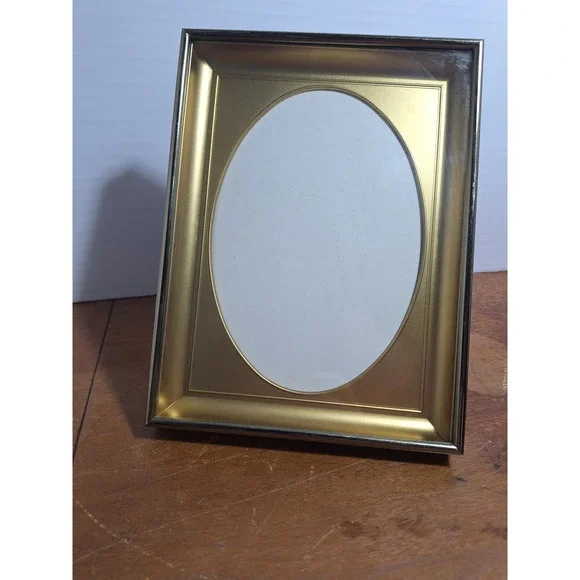 Vintage 1975 IIC Gold Tone Floral Embossed Oval Opening Picture Frame 5x7 6x8