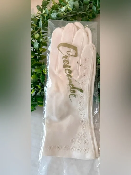 Crescendoe Gloves ivory with eyelet embroidery detail
