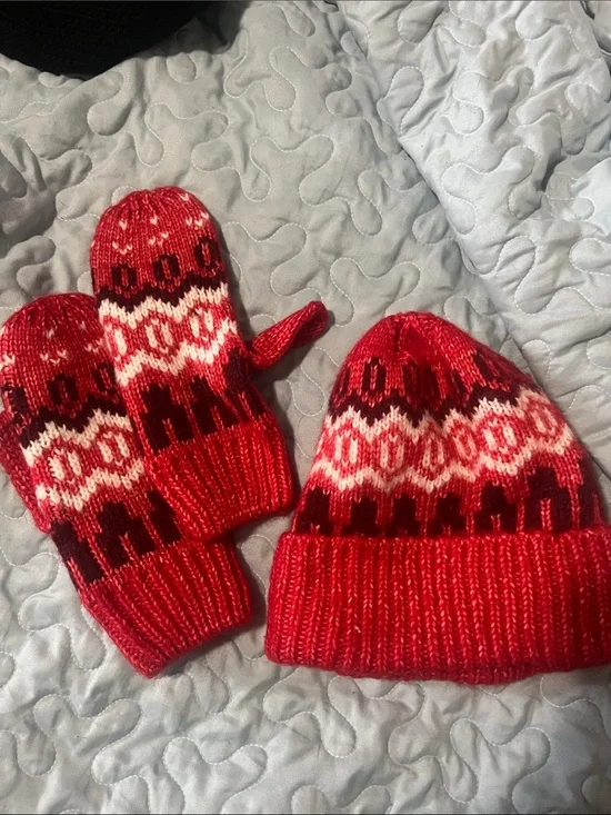 Universal Thread Red Fair Isle Knit Beanie and Mittens Set NWOT - Rare Find