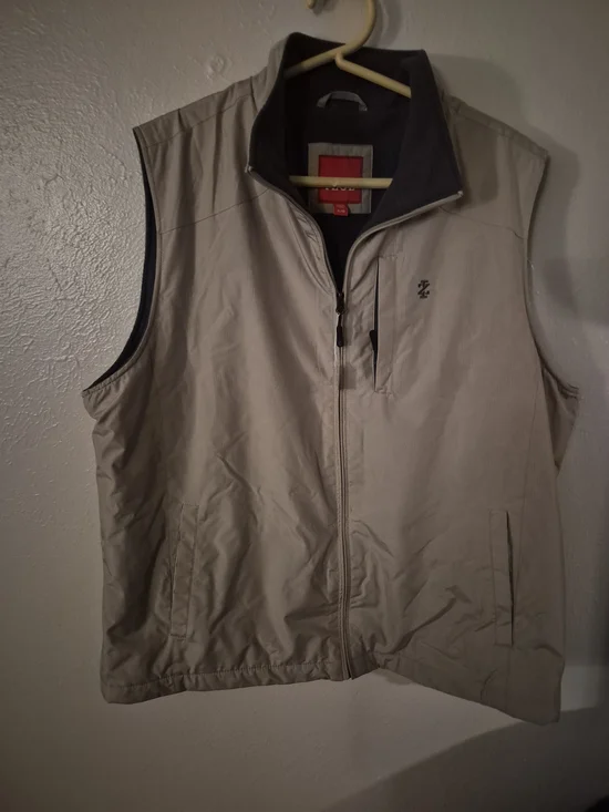 Izod Men's Light Beige Zip-Up Vest with Contrast Collar