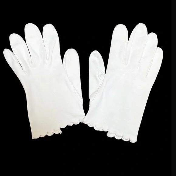 Vintage white fabric scallop hem driving gloves one size
