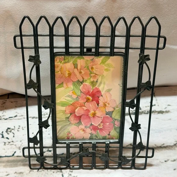Vintage 90’s Black‎ Metal Picture Frame with leaves scroll