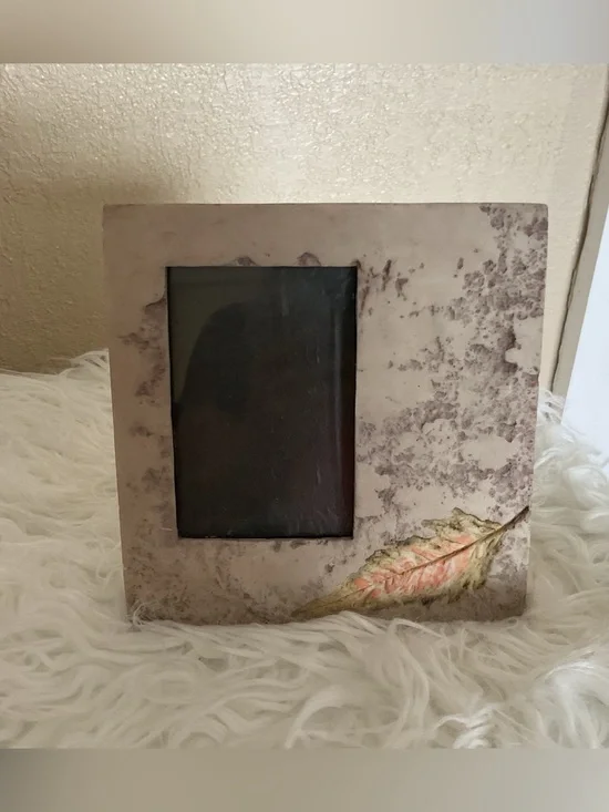Decorative Leaf Accent Photo Frame in Beige 3” x 4.5”