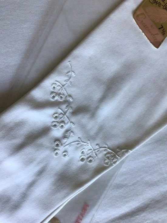 Crescendoe  White Gloves with embroidered detail on front.  Brand New