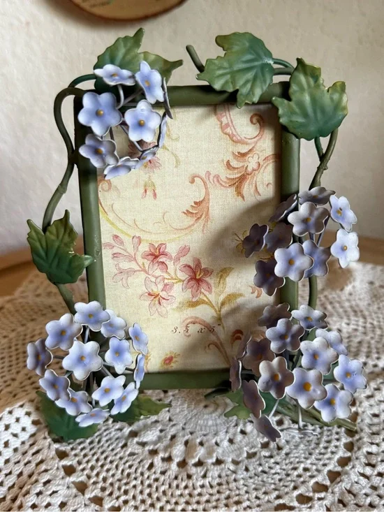 90s 3D Hydrangeas Floral Metal 3x5 Small Cottagecore Picture Frame
