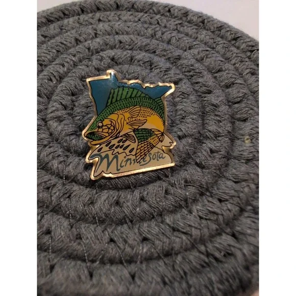 ^BEAUTIFUL MINNEAPOLIS MINNESOTA PIN BADGE^ FISH & MAP‎
