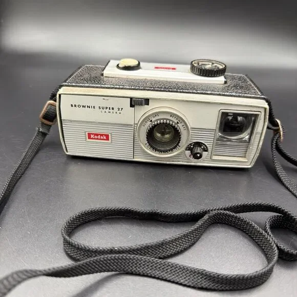 Vintage Kodak Brownie Super 27 Kodak Lens f/8 127 Roll Film Camera Untested. GUC