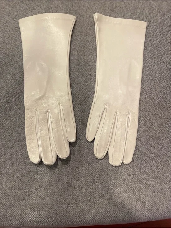 Classic Italian made Mid-Length Leather Gloves in Light Cream