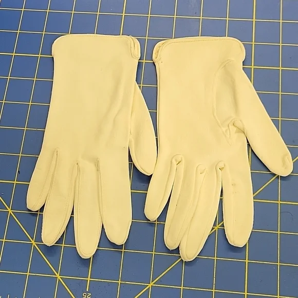 Vintage Creamy White Ladies Gloves 8.5