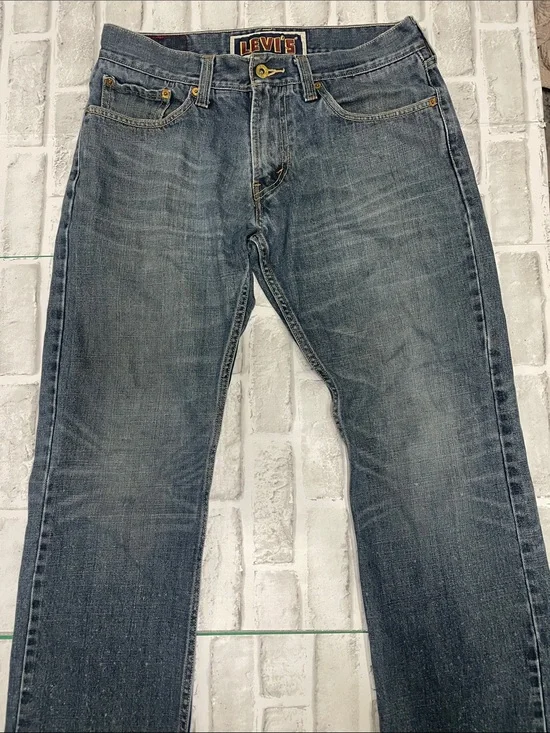 Levi's Men's Faded 514 Blue Slim Straight Jeans. W32 L32. Preowned spots.