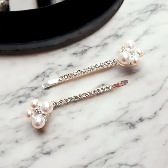 🤯5/$25🤯 Pair Of Elegant Silver Pearl and Crystal Hair Clips