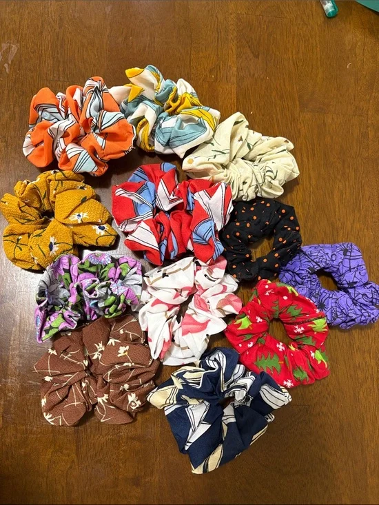 12 assorted scrunchies