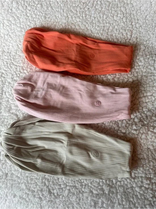 LULULEMON Ribbed Nulu twist-front headband.