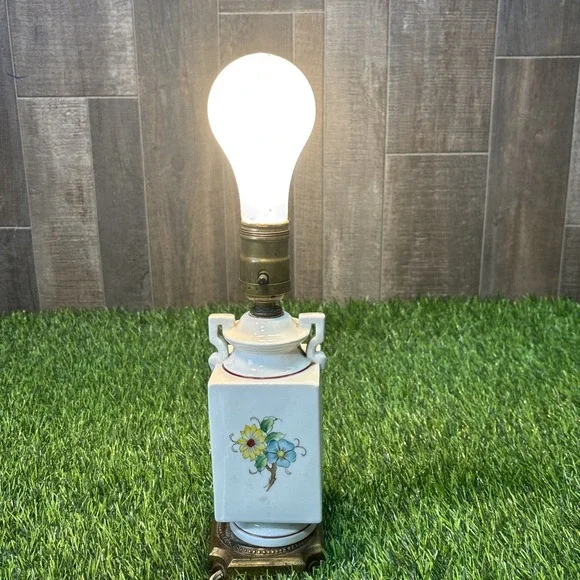 Vintage WWII-Era Ceramic Boudoir Lamp Mold 449 – Floral – Brass Base – Working‎