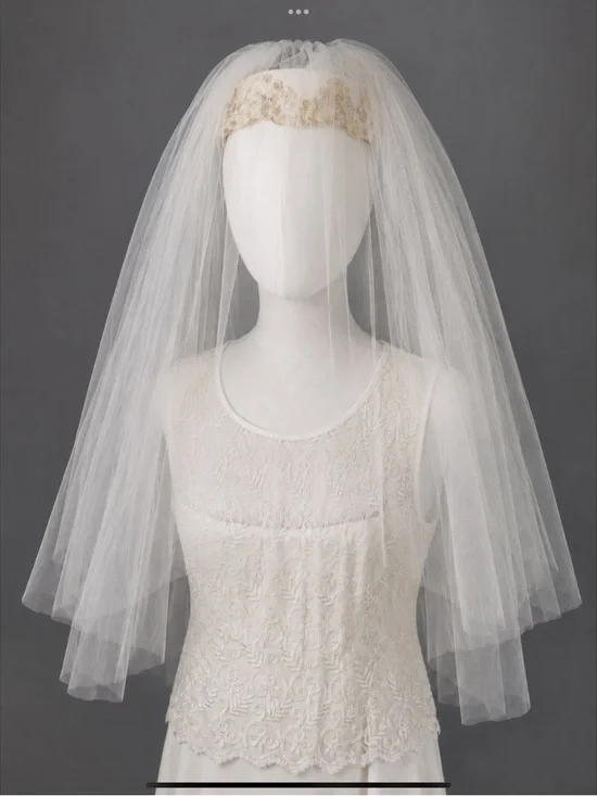 Vintage ivory bridal veil with pill hat and lace-trimmed comb.