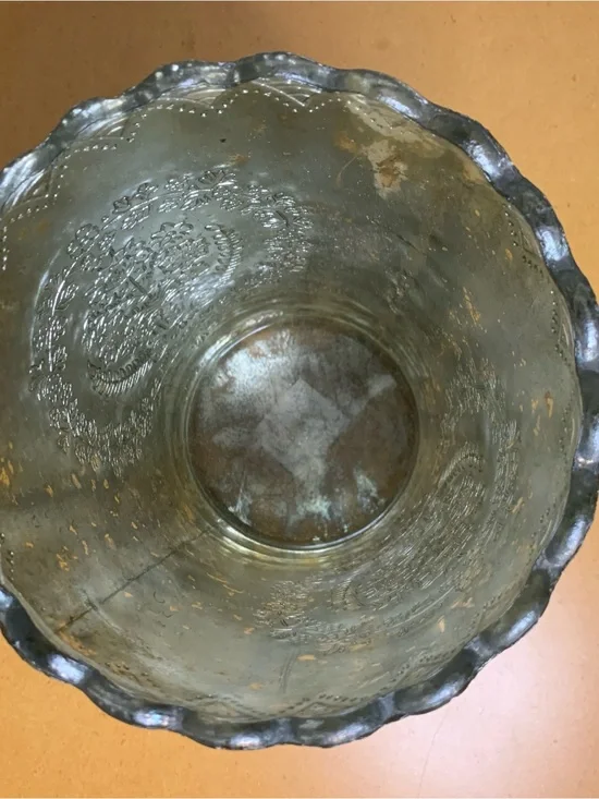 Gold distressed scallop edge flower vase