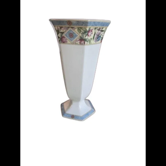 Wedgwood bone china flower vase, Sarah design, made in England‎