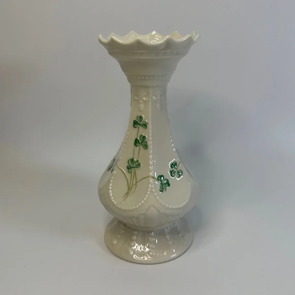 BELEEK Ireland Beautiful Irish‎ Shamrocks Porcelain Fluted Top Table Vase