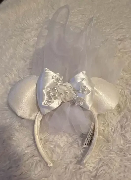 Disney Parks Bridal Minnie Mouse Ears Headband with Veil and Floral Pearl Bow