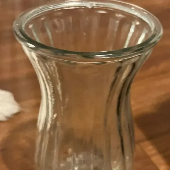 NEW Large Glass Vase - Glass - Holds a LARGE Bouquet of Flowers