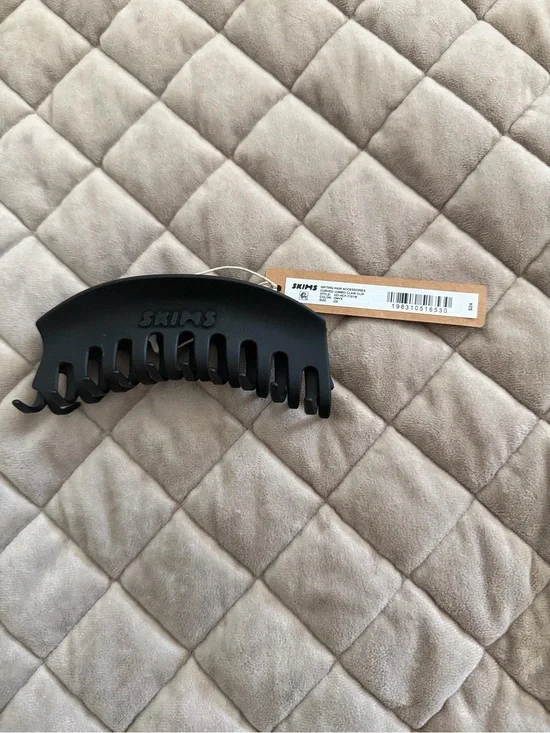 SKIMS Matte Black Large Hair Claw Clip