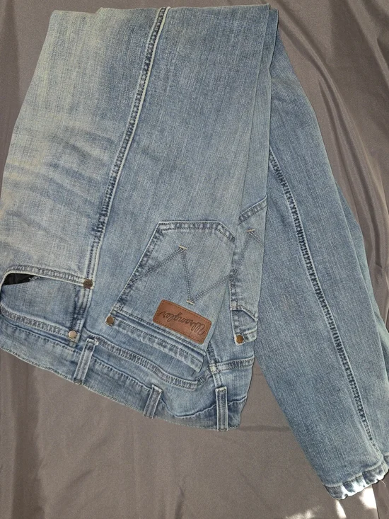 Wrangler Men Faded Light Blue Straight Leg Jeans