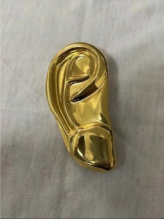 Gucci Gold Tone Ear-Shaped 📍 and