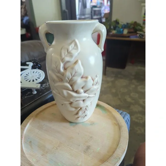 Vintage Red Wing Art Deco Ivory 3D Me Magnolia Flower Pottery Vase