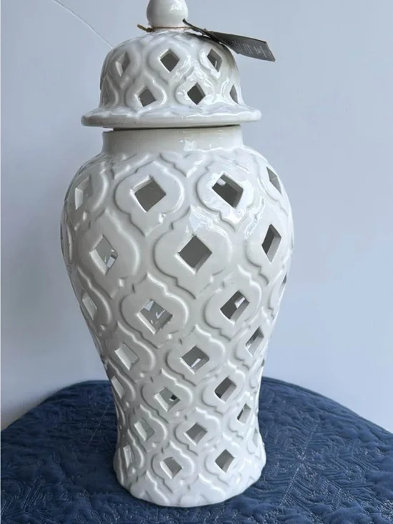 Source Unknown Glossy White Ceramic Lattice Ginger Jar with Lid
