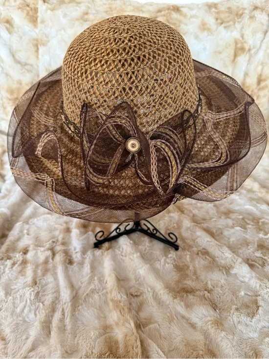 Elegant Brown Straw Sun Hat with Decorative Mesh Bow