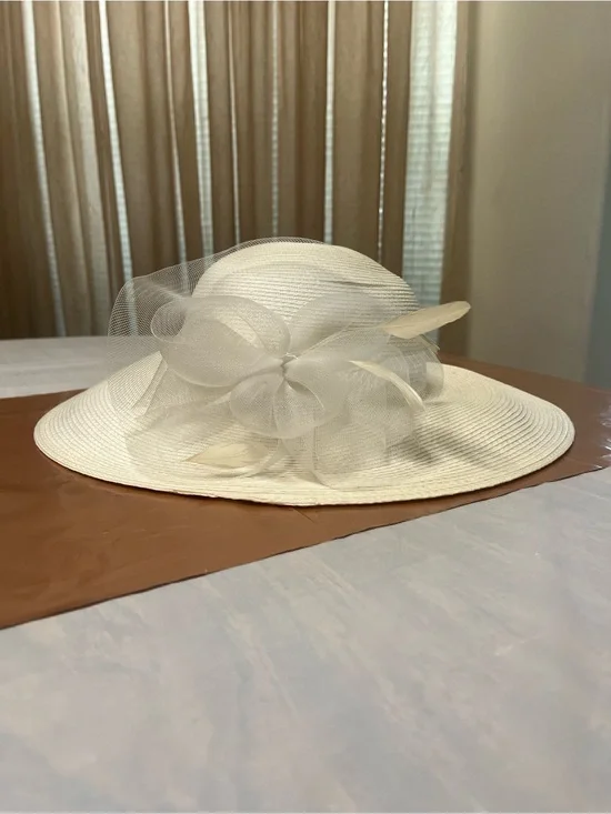 Elegant White Women's Wide-Brim Sun Hat with Decorative Mesh Bow