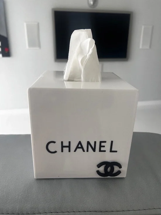 Tissue box/White shinny acrylic tissue pop up box with black letters and CC
