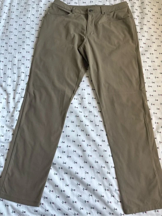 Straight-Leg Olive Pants with Classic Five-Pocket Look